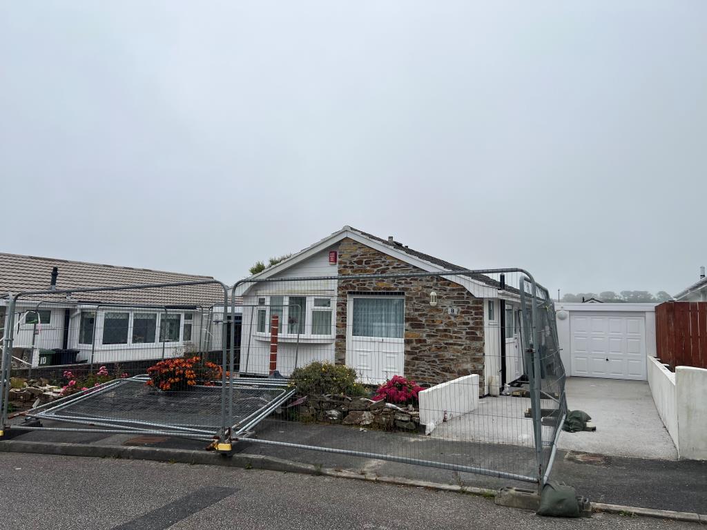 Lot: 150 - DETACHED BUNGALOW REQUIRING REPAIR AND IMPROVEMENT WORKS IN SOUGHT AFTER LOCATION - Front elevation of property with front garden and garage